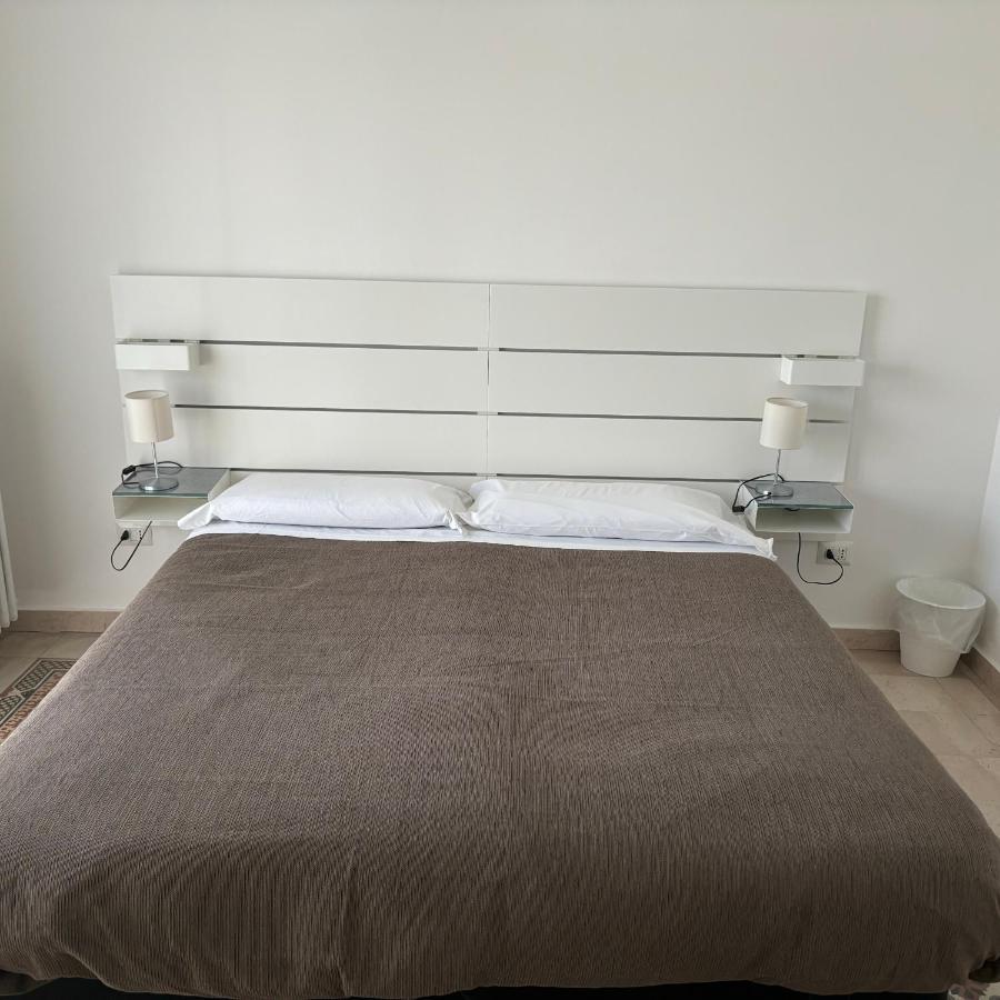 Room & Parking In Centro Citta Con Parcheggio Privato E Wifi 포텐자 외부 사진