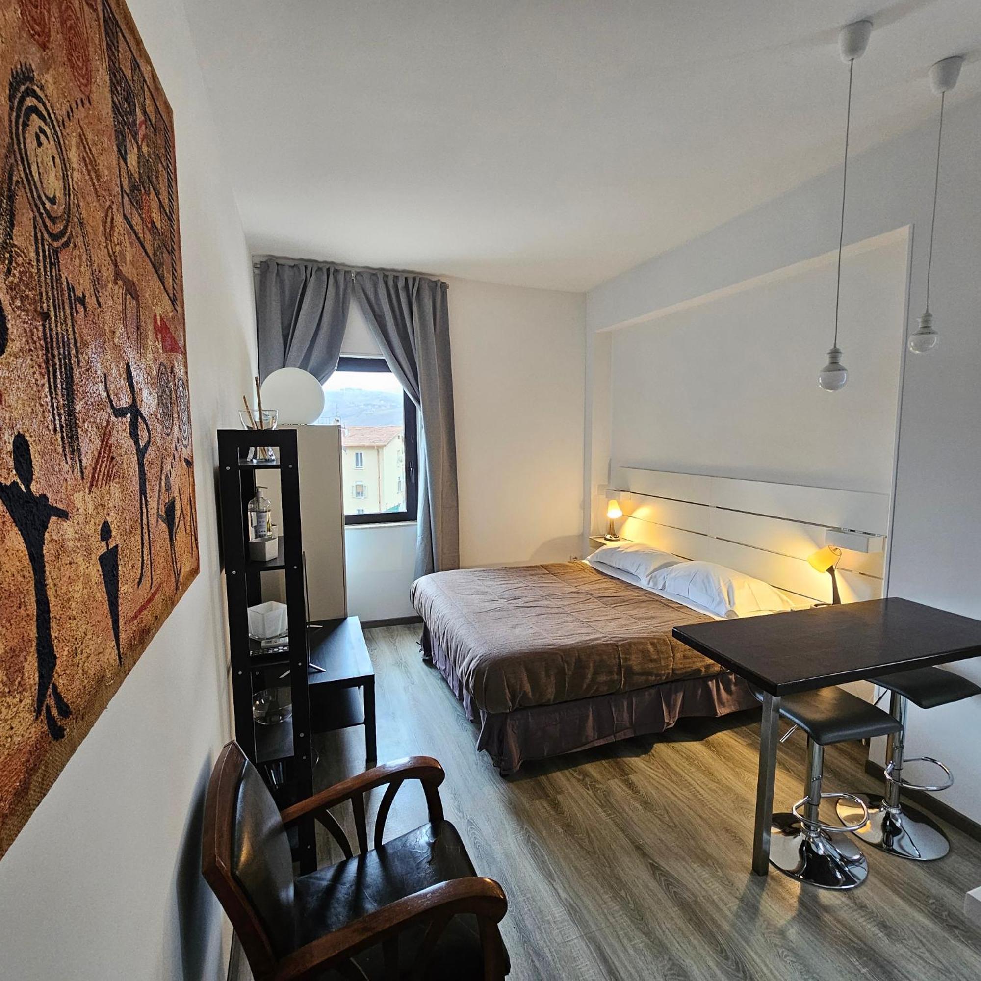 Room & Parking In Centro Citta Con Parcheggio Privato E Wifi 포텐자 외부 사진