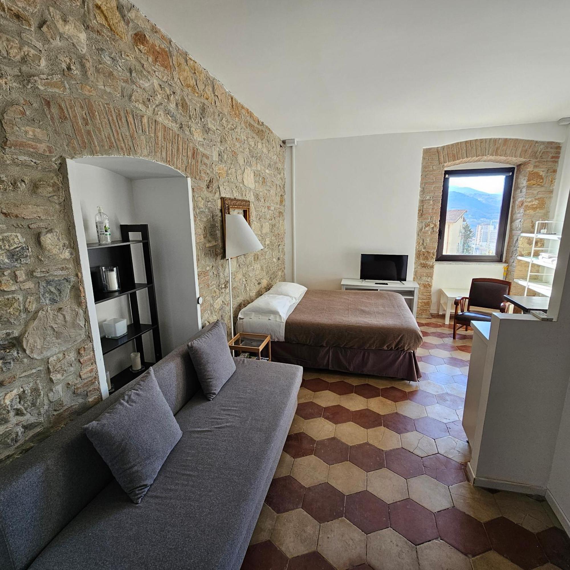 Room & Parking In Centro Citta Con Parcheggio Privato E Wifi 포텐자 외부 사진