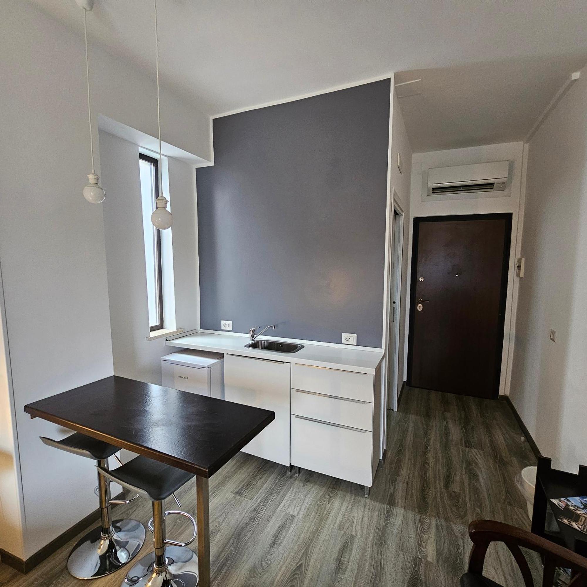 Room & Parking In Centro Citta Con Parcheggio Privato E Wifi 포텐자 외부 사진