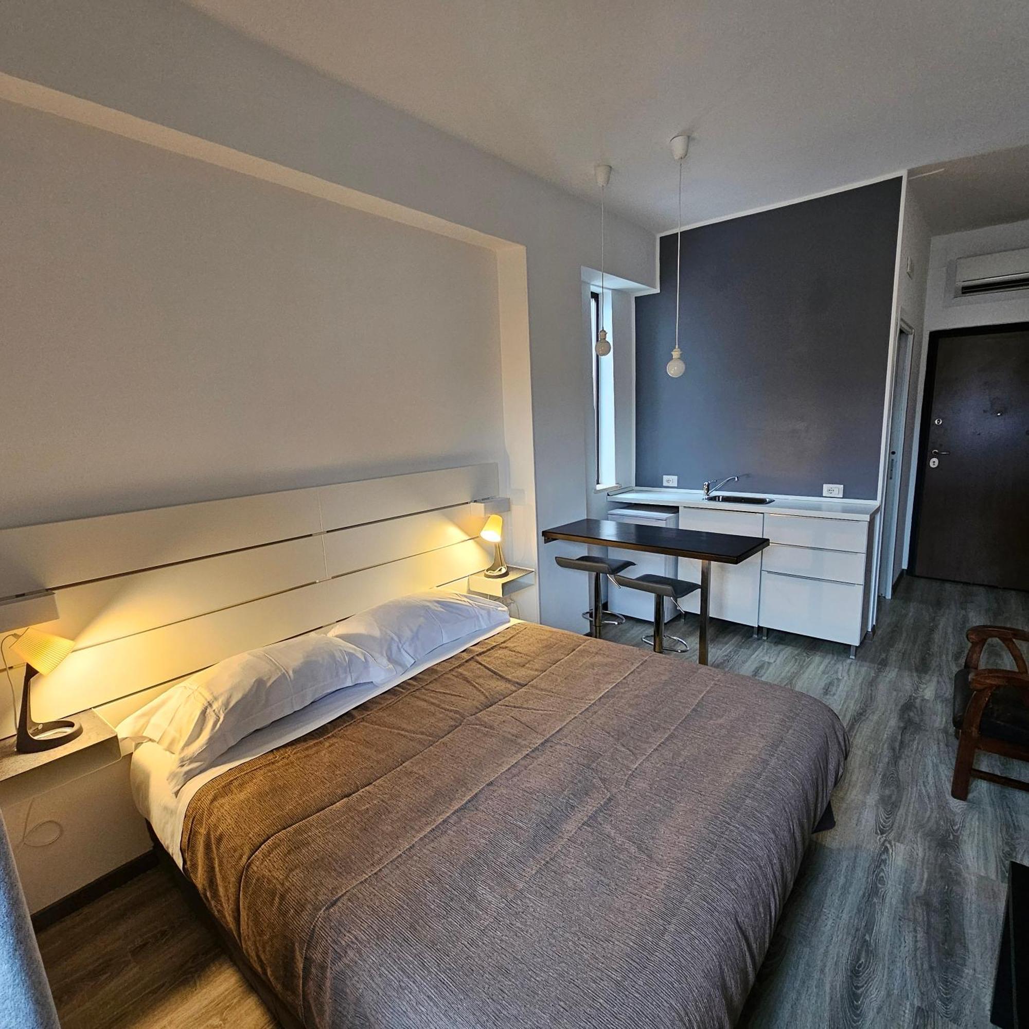 Room & Parking In Centro Citta Con Parcheggio Privato E Wifi 포텐자 외부 사진