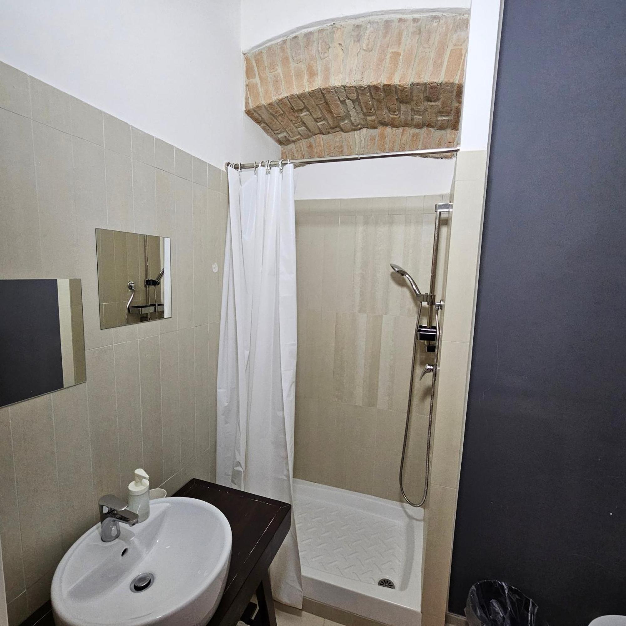 Room & Parking In Centro Citta Con Parcheggio Privato E Wifi 포텐자 외부 사진