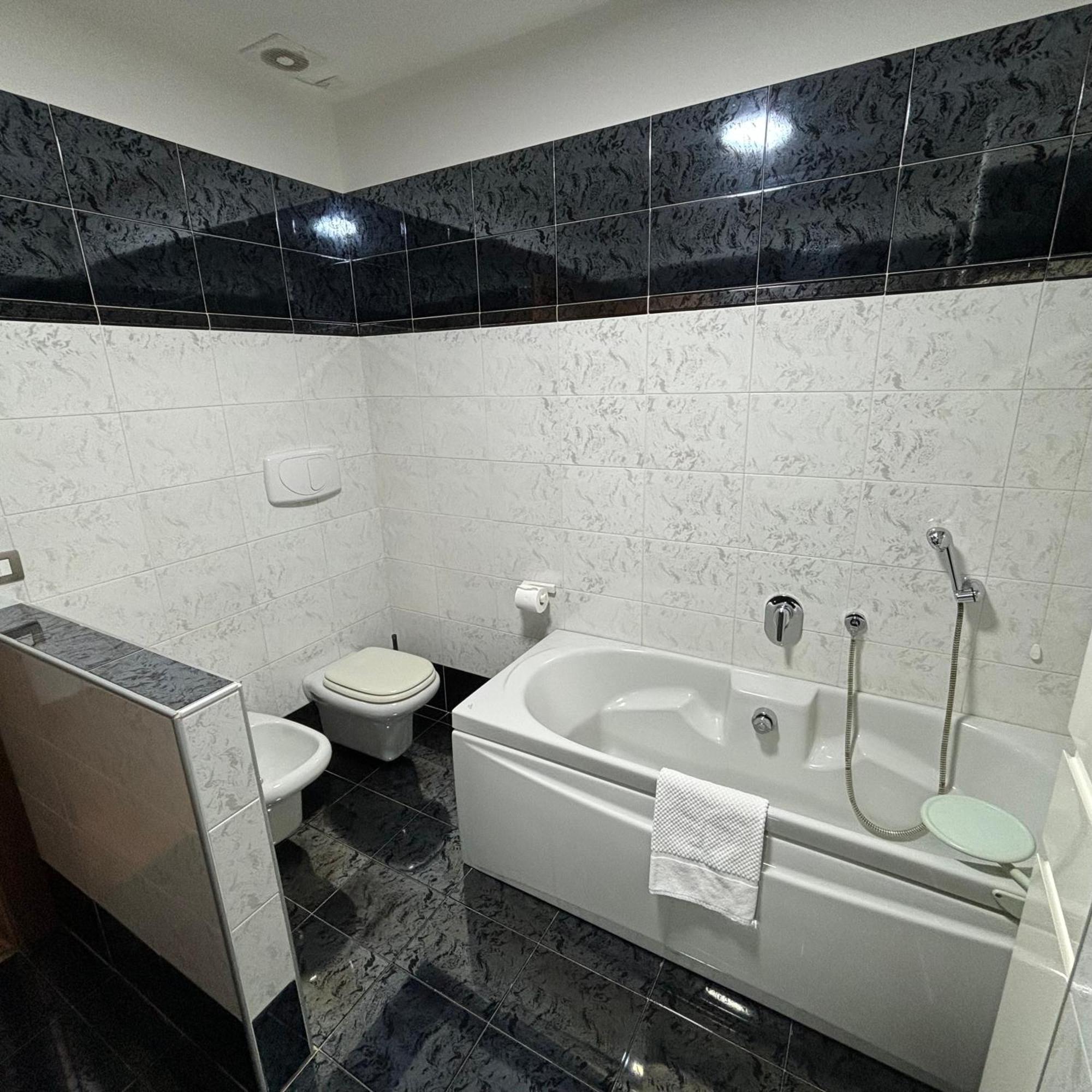 Room & Parking In Centro Citta Con Parcheggio Privato E Wifi 포텐자 외부 사진