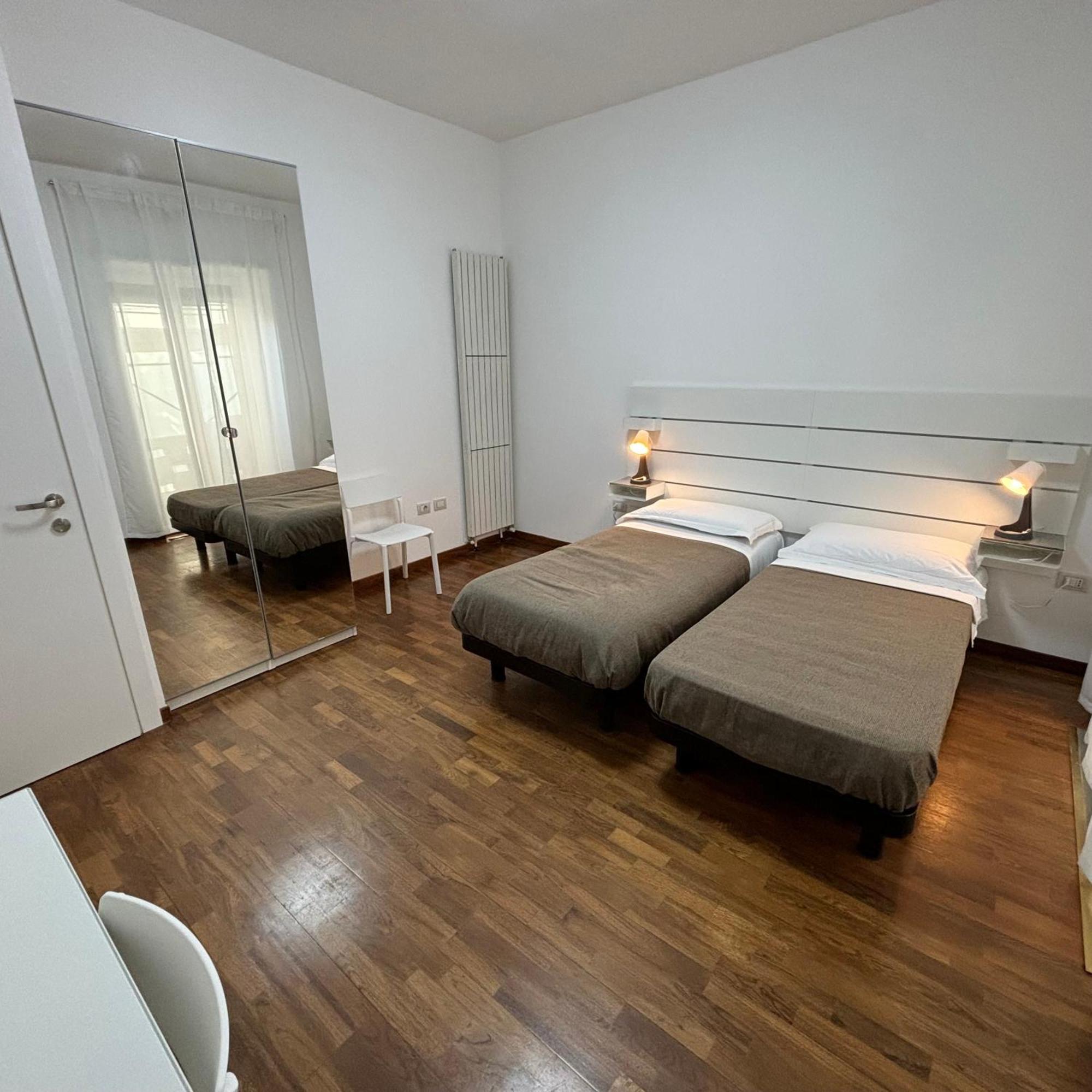 Room & Parking In Centro Citta Con Parcheggio Privato E Wifi 포텐자 외부 사진