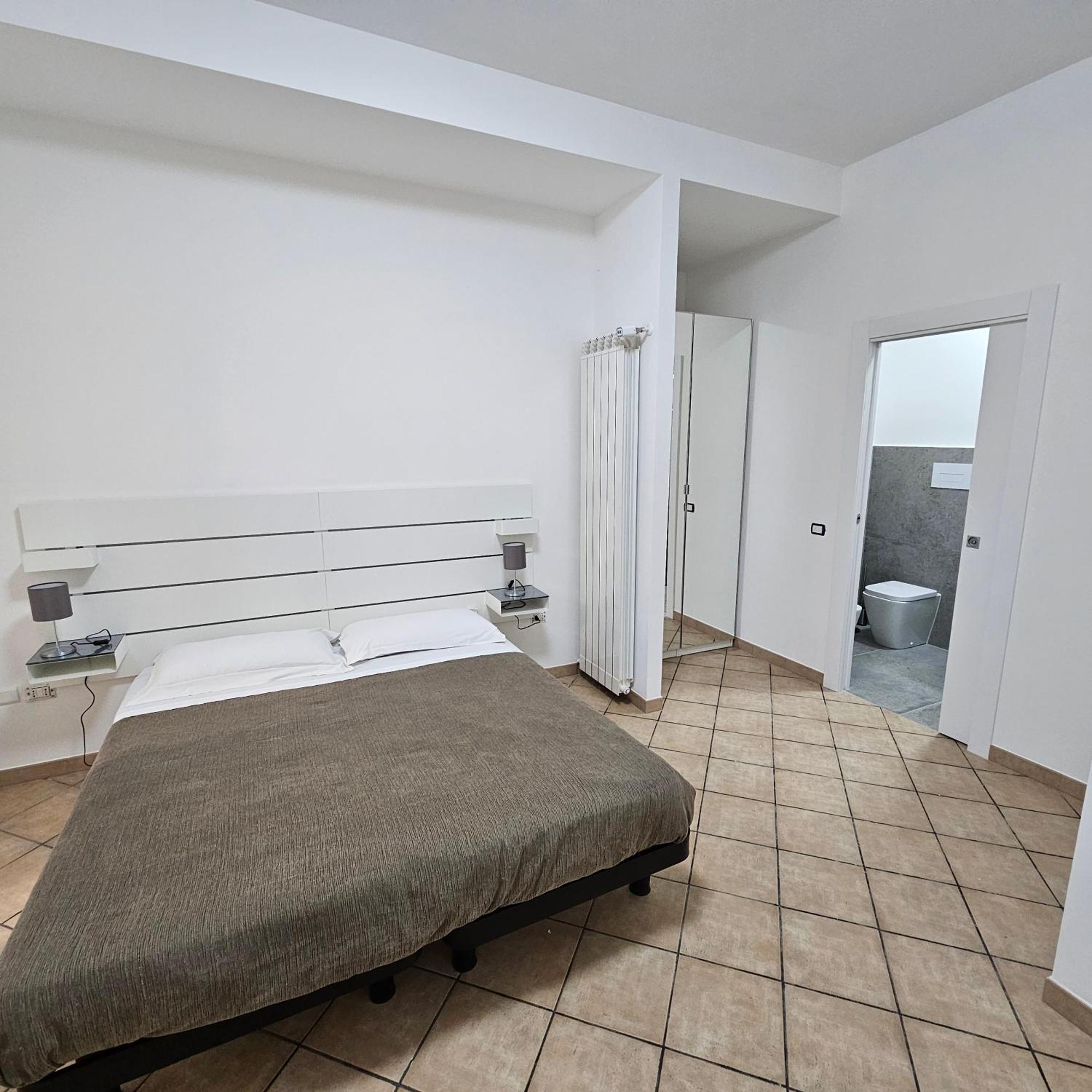 Room & Parking In Centro Citta Con Parcheggio Privato E Wifi 포텐자 객실 사진