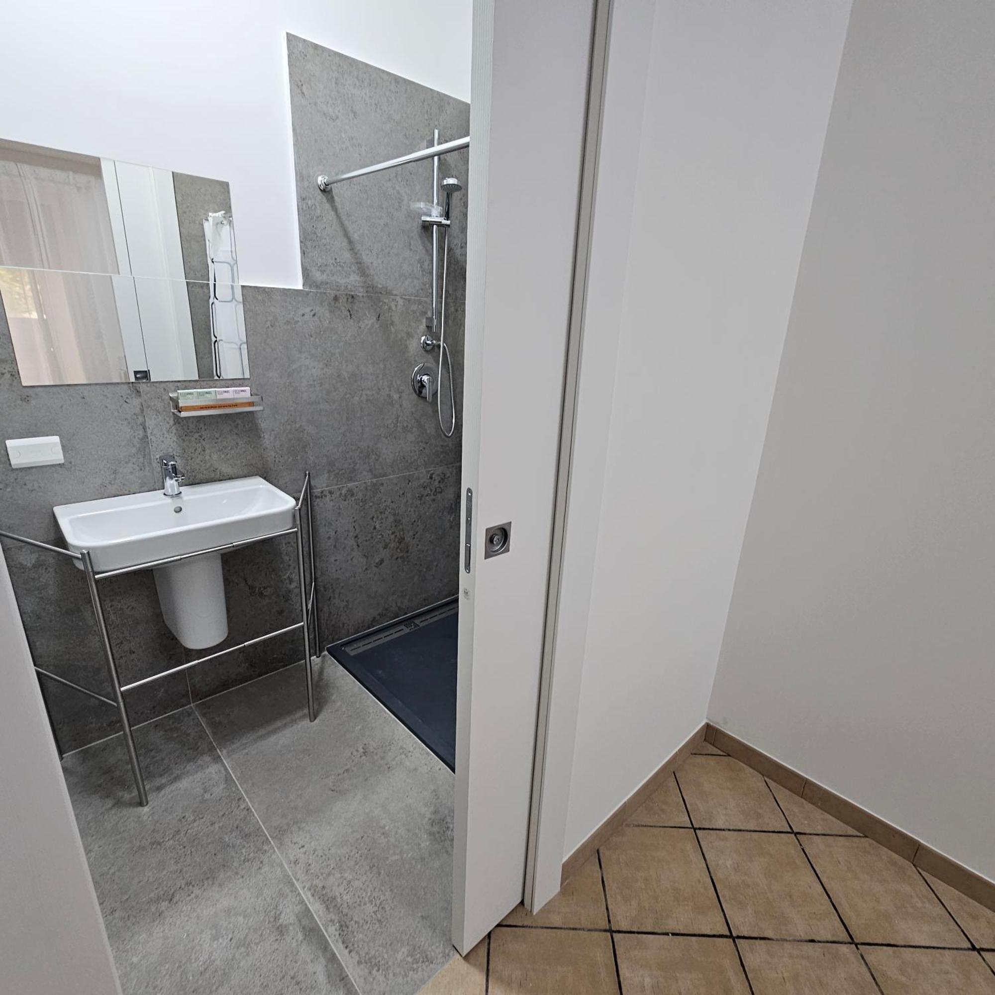 Room & Parking In Centro Citta Con Parcheggio Privato E Wifi 포텐자 외부 사진