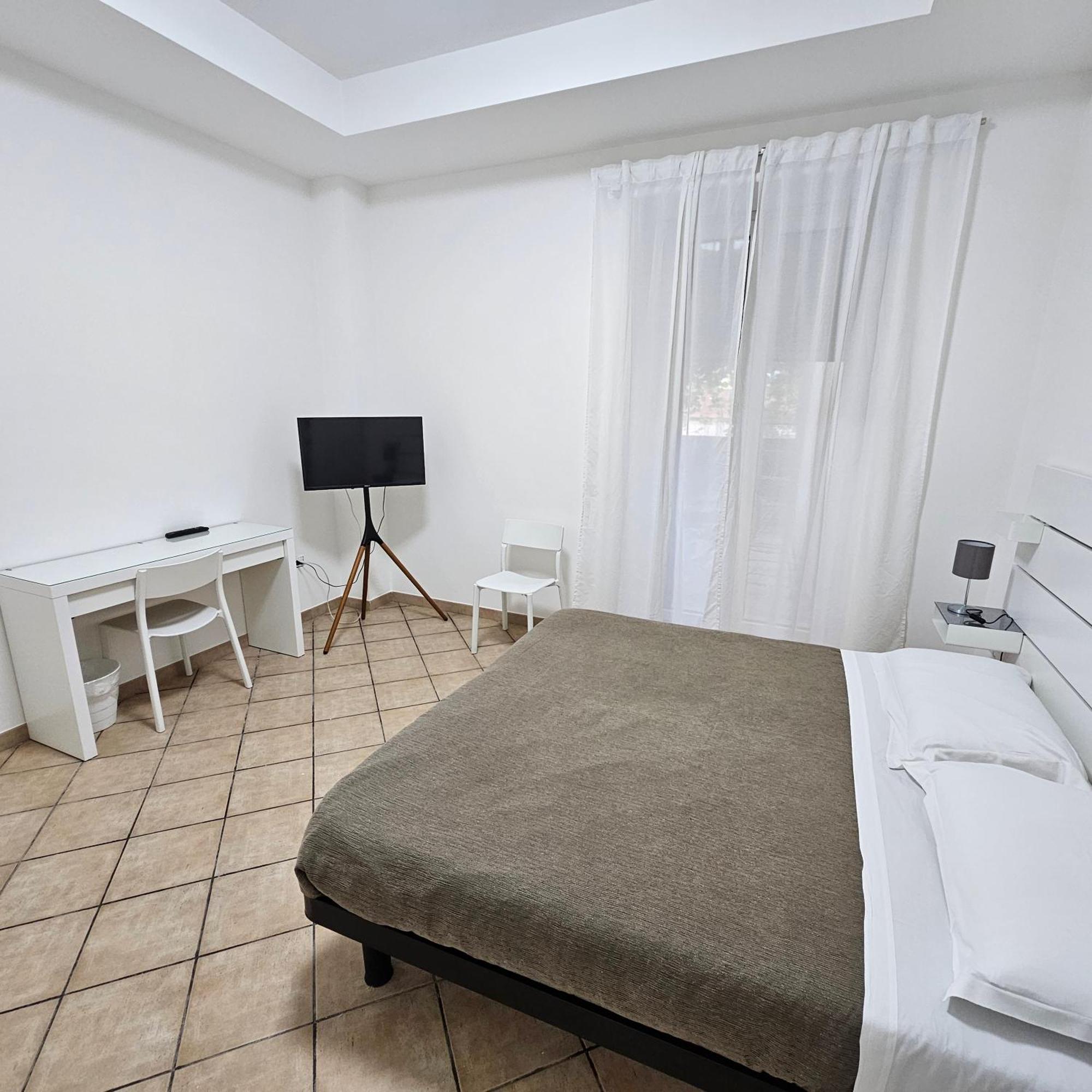 Room & Parking In Centro Citta Con Parcheggio Privato E Wifi 포텐자 외부 사진