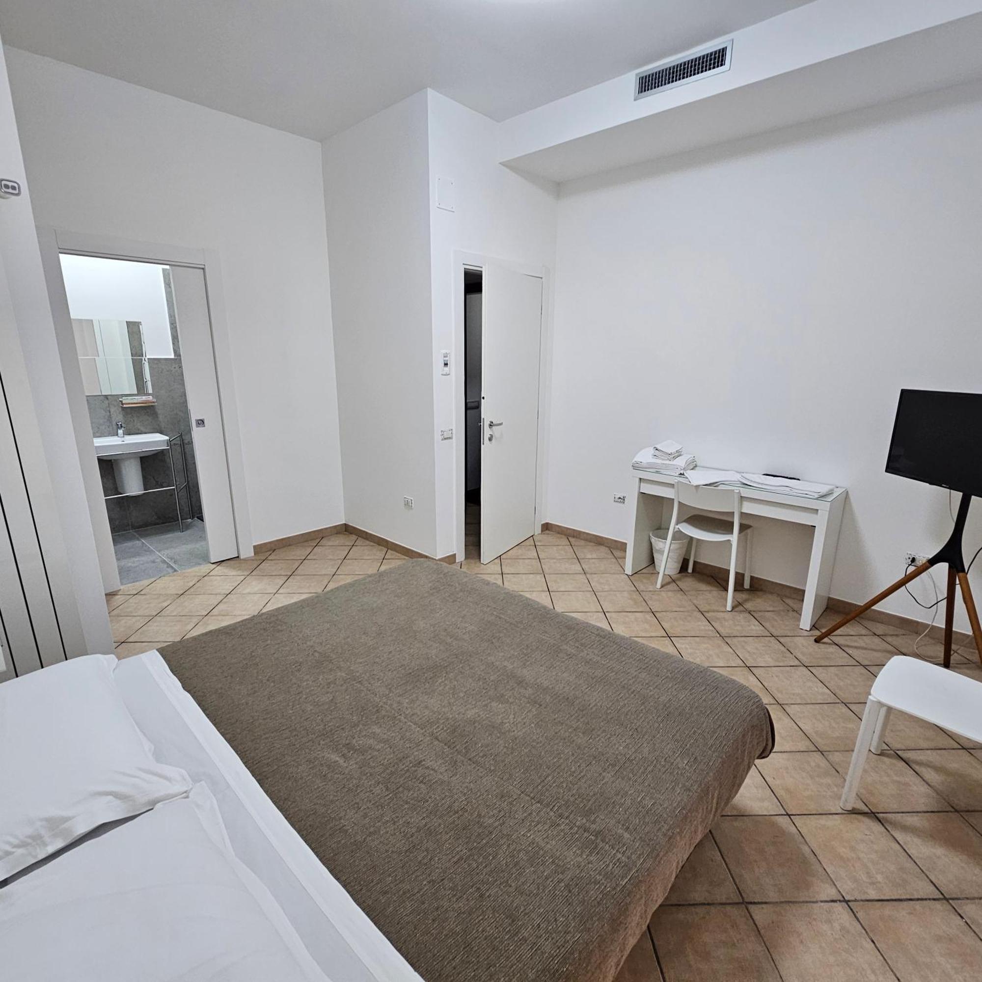 Room & Parking In Centro Citta Con Parcheggio Privato E Wifi 포텐자 외부 사진